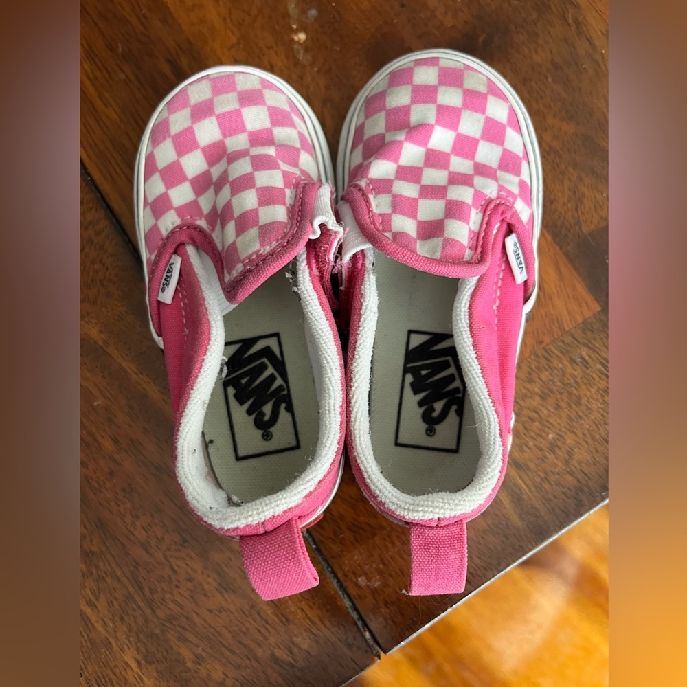 Vans toddler shoes used in the color pink